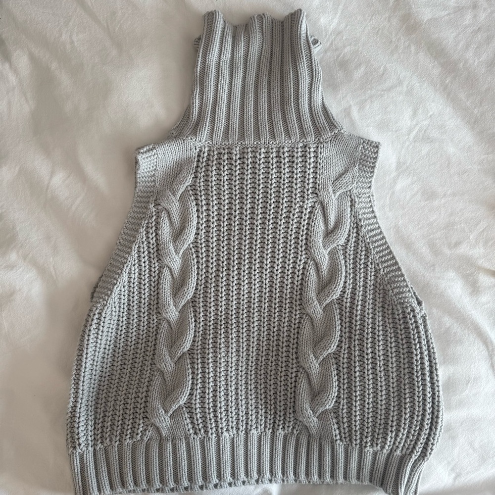 Gray Cable Knit Sleeveless Sweater - Picture 3 of 5